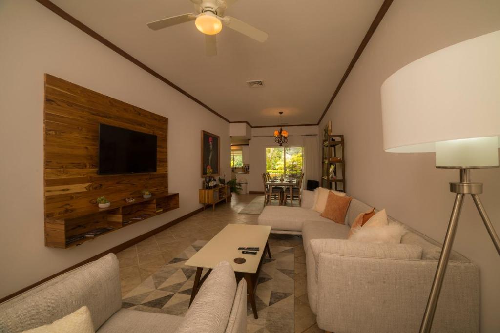 TV a/nebo společenská místnost v ubytování Veranda 6F 2 bdr Garden View in Los Suenos