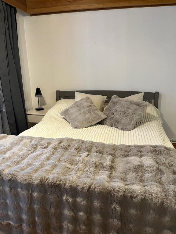 een bed met twee kussens erop in een slaapkamer bij Traditional Lapland Studio Peaceful and Simple in Rovaniemi