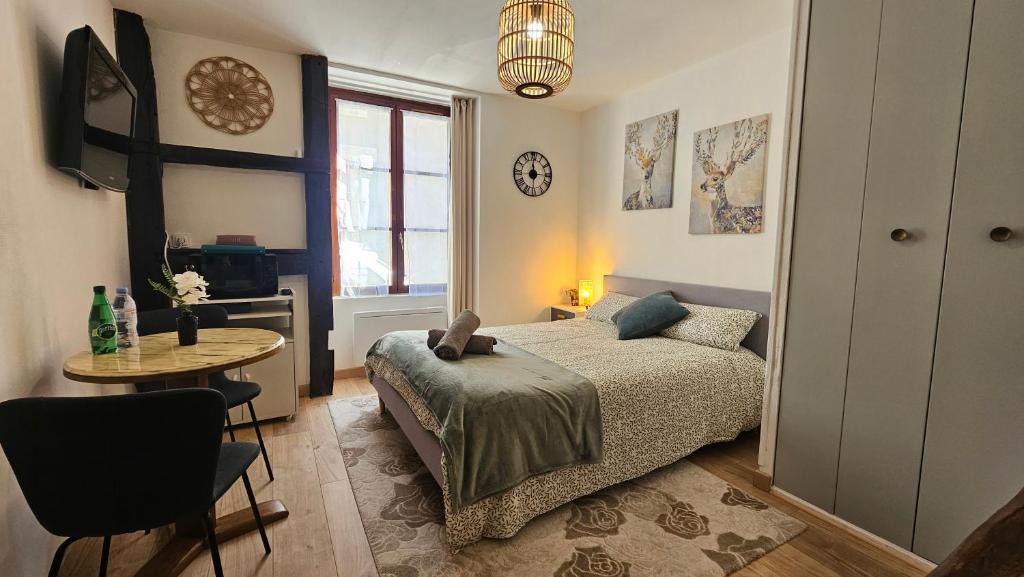 Ένα ή περισσότερα κρεβάτια σε δωμάτιο στο Le Remède - Studio calme hyper-centre Orléans