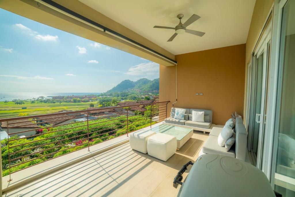 Una sala de estar con balcón con vista. en Miramar 5D 3 bdr Ocean View in Los Suenos, en Herradura