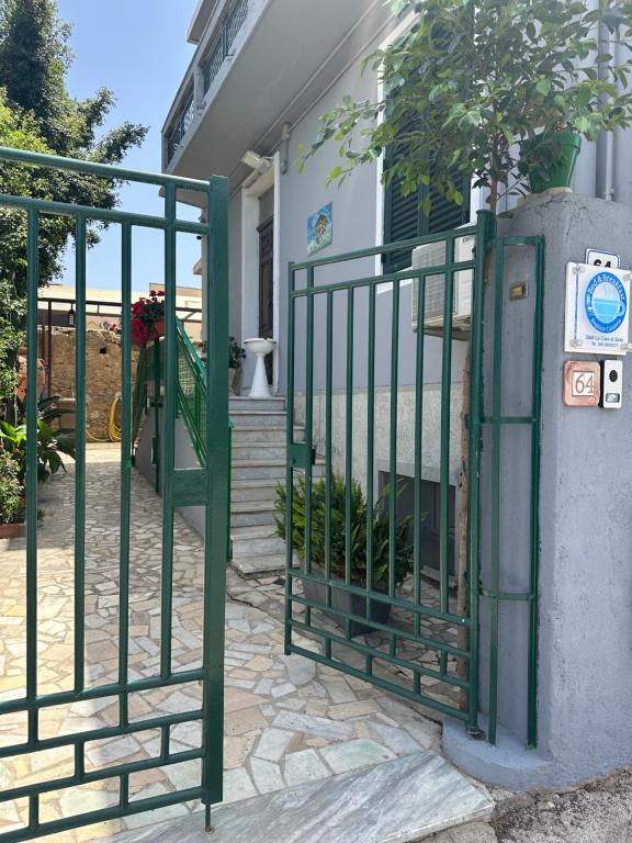 una puerta verde frente a una casa en La casa di Eolo, en Villa San Giovanni