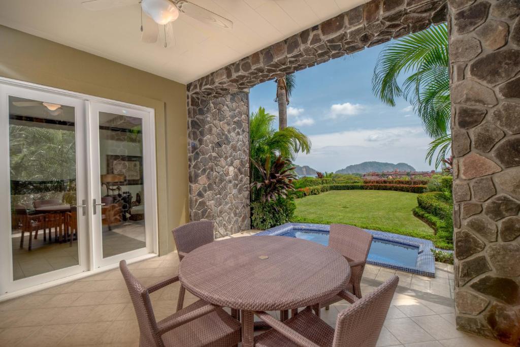 Κήπος έξω από το Vista Bahia 1F 1 bdr Ocean View in Los Suenos
