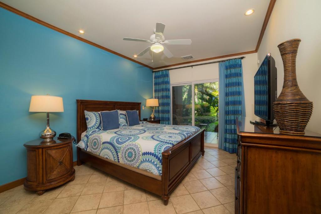 Ένα ή περισσότερα κρεβάτια σε δωμάτιο στο Veranda 4F 2 bdr Garden View in Los Suenos