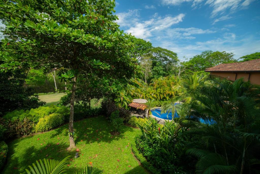 Veranda 2B 3 bdr Golf Course View in Los Suenos في هيرادورا: اطلالة جوية على حديقة مع مسبح