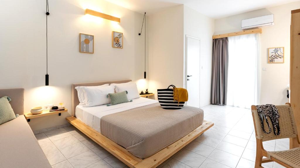 Postel nebo postele na pokoji v ubytování Capella Skiathos, Town