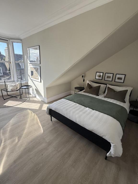Park House Rooms - Sky TV and kitchenette في أبردين: غرفة نوم بسرير كبير ونافذة كبيرة