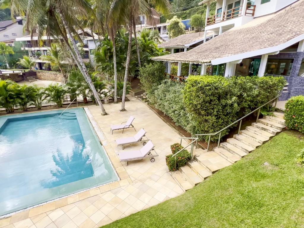 an aerial view of a house with a swimming pool at NOVO Mansão Pé na Areia com Heliponto, 1 Piscina, 1 Hidro, Sauna e 5 Quartos in Angra dos Reis