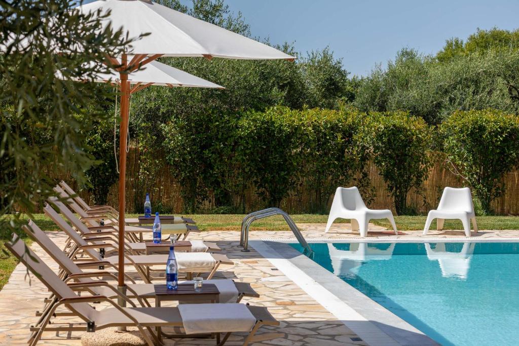 Bazén v ubytování Skales Villas nebo v jeho okolí