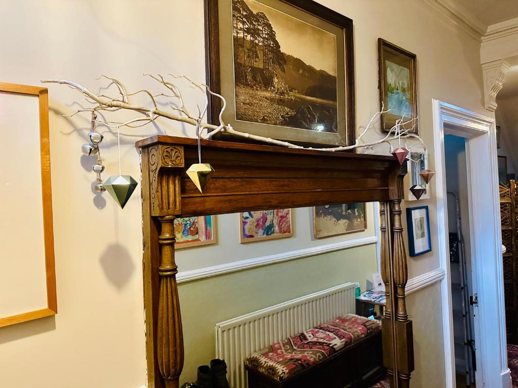 Una sala de estar con una mesa y un espejo. en Fitz House, en Keswick