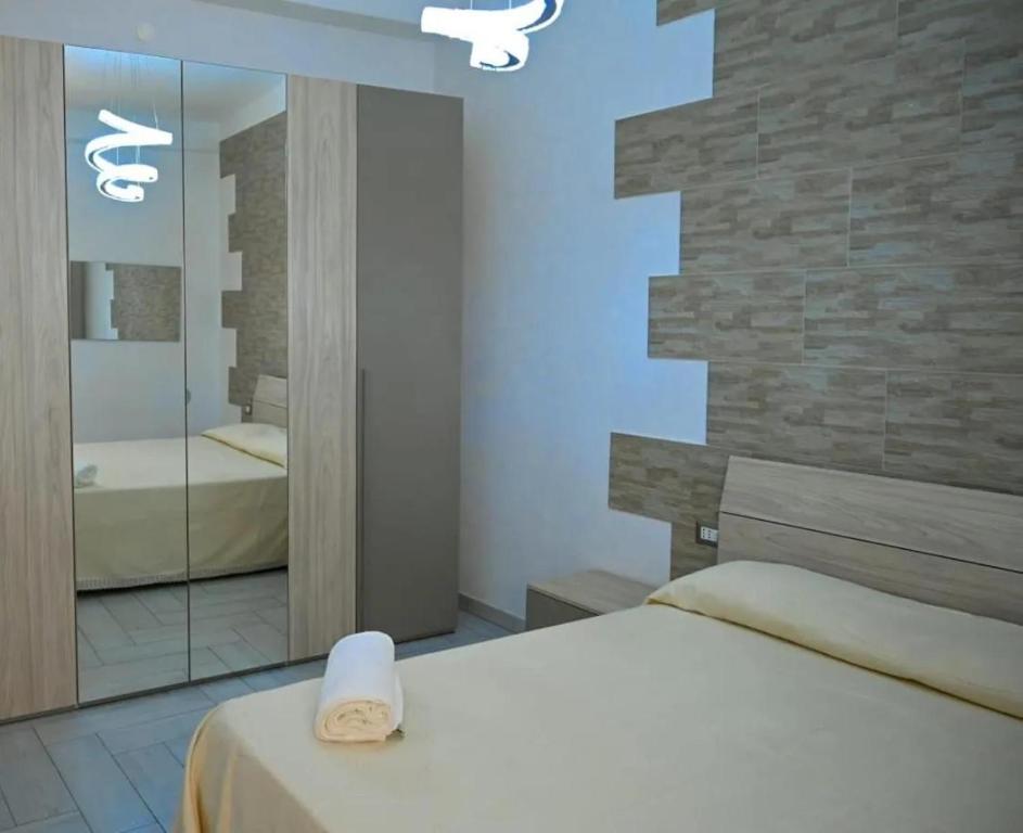 Eleven Home في باري: غرفة نوم بها سرير ومرآة كبيرة