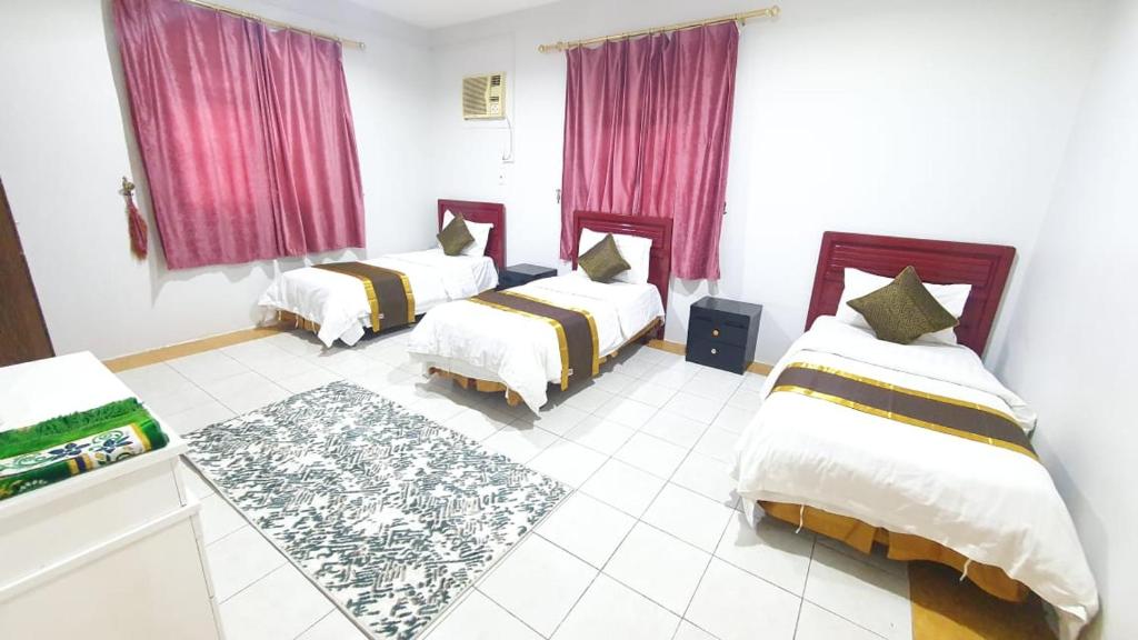 En eller flere senge i et værelse på شقق نماء الفندقية