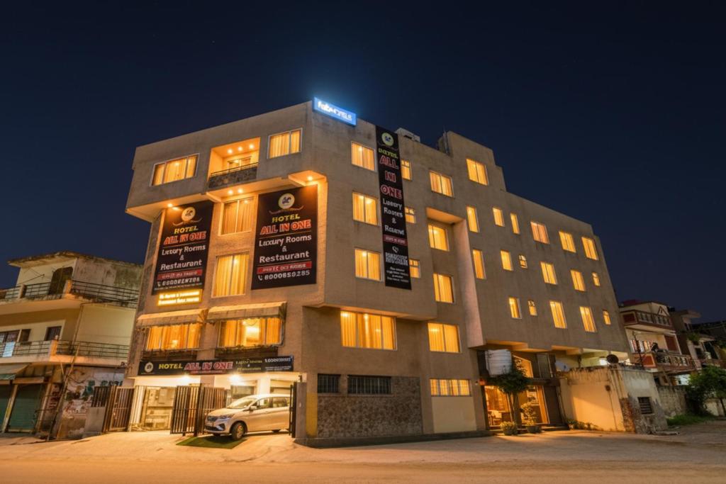 新德里FabHotel All In One的一栋建筑前停着一辆车