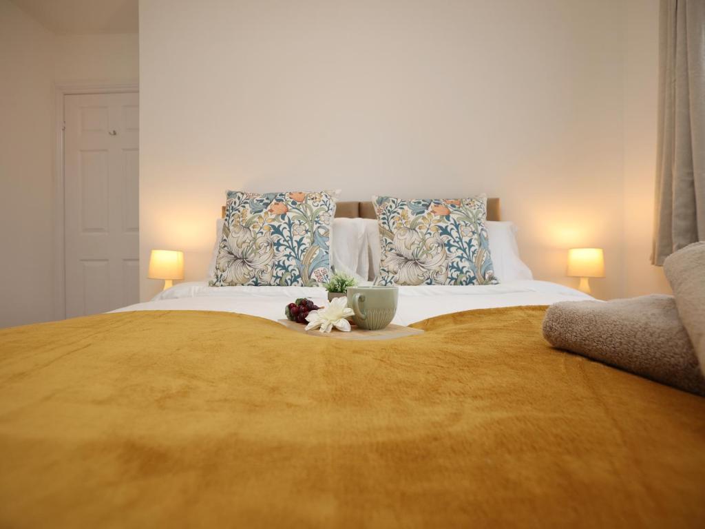 a bedroom with a large bed with flowers on it at Orchard Place Semington By N And N Stays, 20 Mins From Bath, Perfect for Contractors and Workers, Pvt Parking for 2 vehicles 