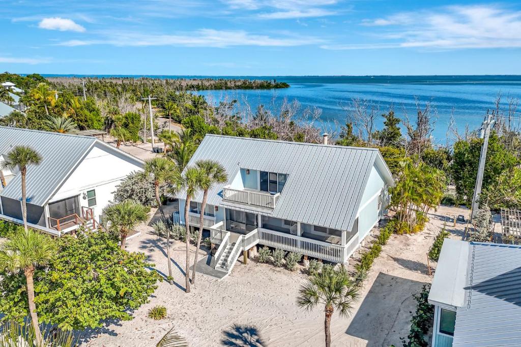 een luchtzicht op een huis op het strand bij South Seas Beach Home 10 in Captiva