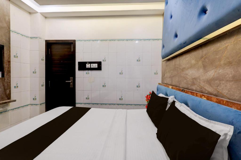 una habitación con una cama con una pared de roca en Collection O Chidambaram Stadium Formerly Hotel Admire Suit, en Chennai