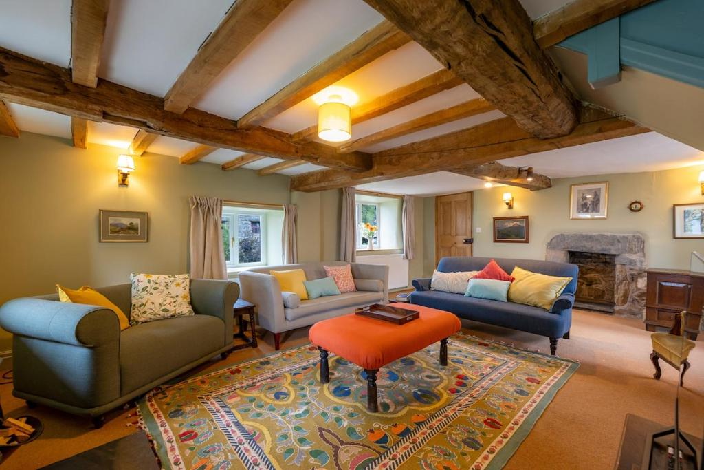 Capel GarmonSnowdonia Cottage 10 mins to Betws Y Coed的带沙发和壁炉的客厅