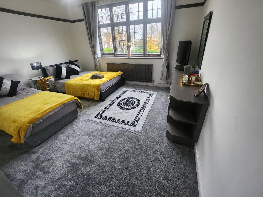 Ένα ή περισσότερα κρεβάτια σε δωμάτιο στο Luxury Cottage Stay Rooms Free Wifi Old Trafford Manchester