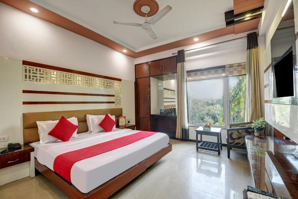 um quarto com uma cama grande e uma janela grande em Hotel Star Plaza - 1 Minute From New Delhi Railway Station & Connaught Place em Nova Deli