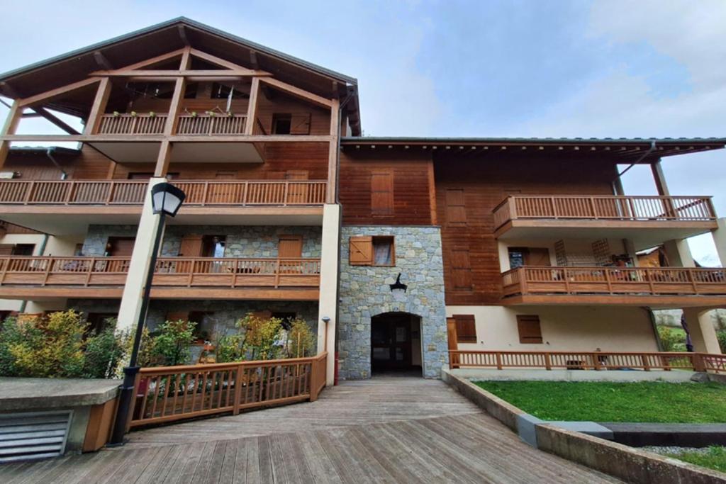 Un edificio de apartamentos con balcones y una pasarela de madera. en Modern apartment in the heart of Séez, en Séez