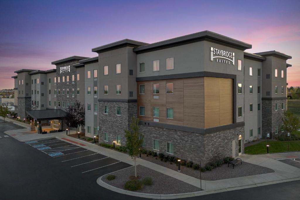 Staybridge Suites - Denver North - Thornton by IHG في ثورنتون: تقديم مبنى للفندق مع وجود مواقف للسيارات