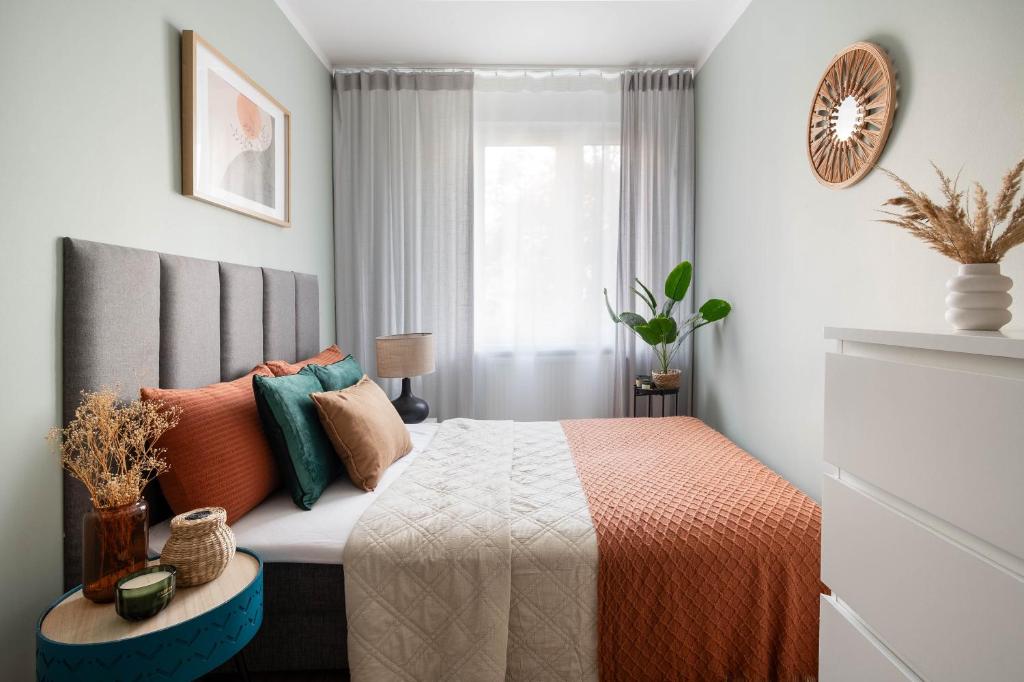 Ένα ή περισσότερα κρεβάτια σε δωμάτιο στο Przytulny apartament blisko molo Ostróda