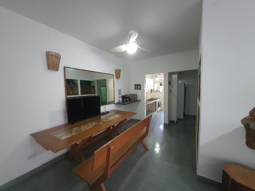 2 quadras praia da enseada guarujá região aquario في غوارويا: غرفة طعام مع طاولة ومقعدين