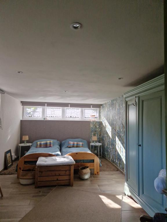 Un dormitorio con dos camas individuales y una ventana. en Jeanmyr, en Sainte-Marie-aux-Mines