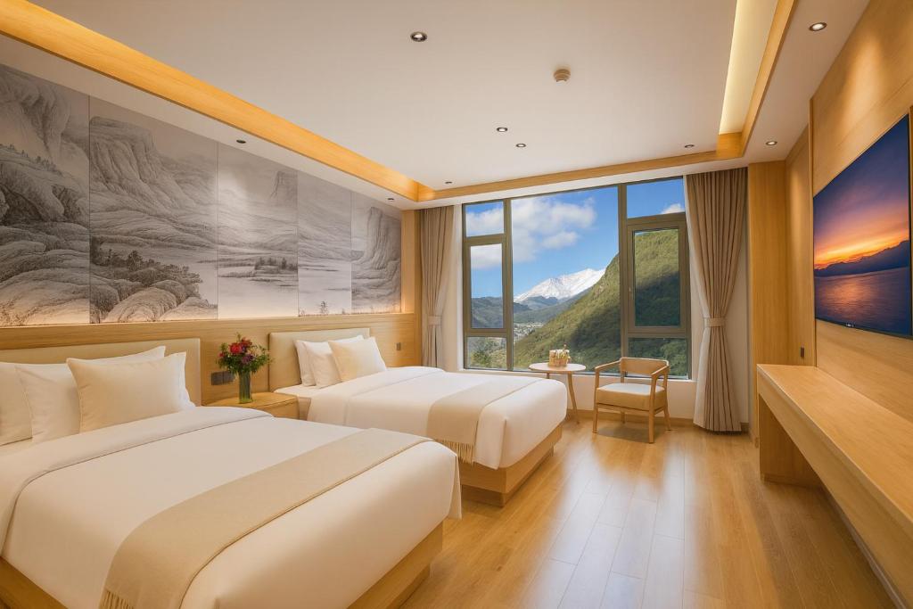 Ένα ή περισσότερα κρεβάτια σε δωμάτιο στο Shangri-La Qianyue S Oxygen-Supplied Scenic View Hotel