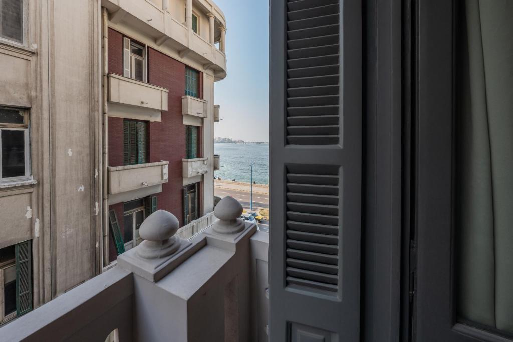 grey l studio apartments Corniche Alexandria - 8