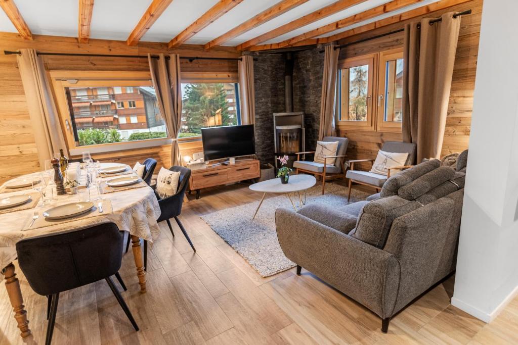a living room with a table and chairs at Chalet 8p Villars-sur-Ollon, Parking et Jardin in Ollon