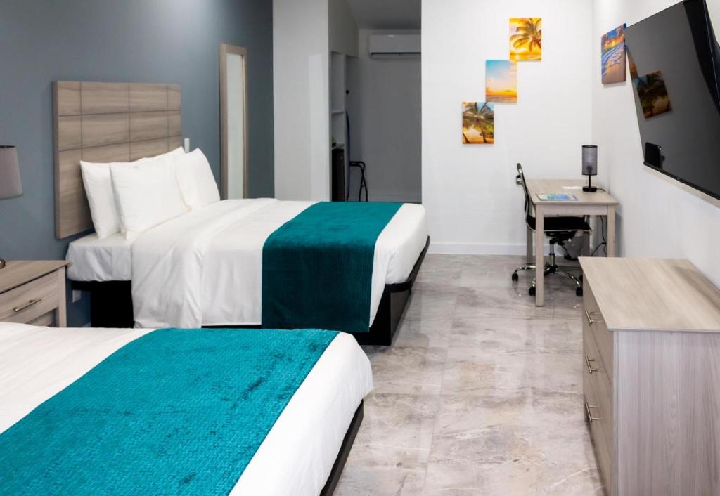 Un pat sau paturi într-o cameră la Turks and Caicos Airport Hotel