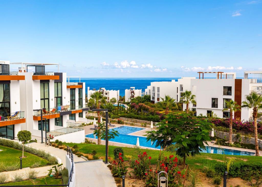 KharchaにあるAzra Suite By HolidayKeysのプールのあるリゾートの航空写真