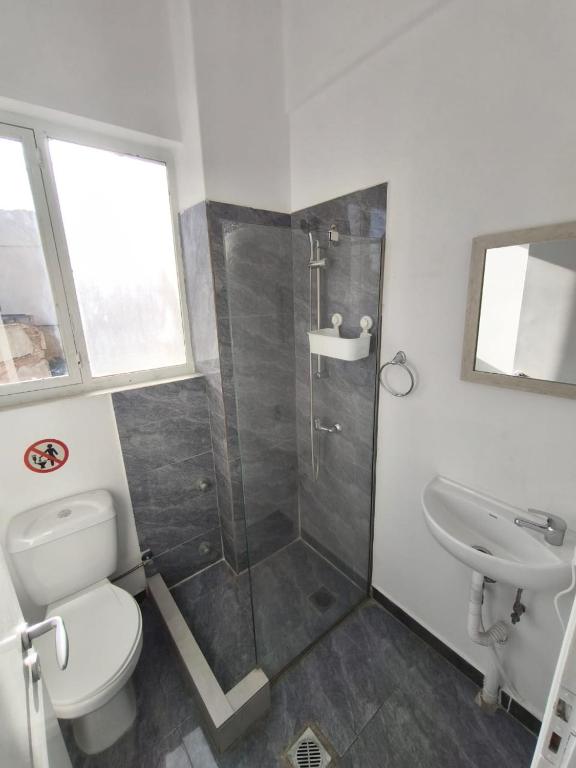 Łazienka w obiekcie Liberal Gazi