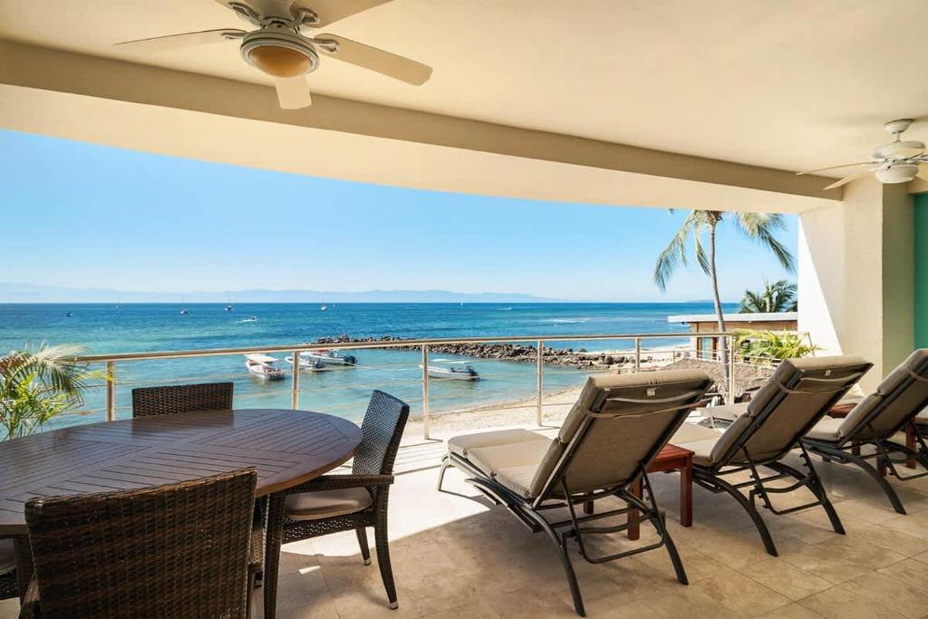 un patio con tavolo e sedie e l'oceano di Luxury Beachfront Condo Punta Mita a Punta Mita