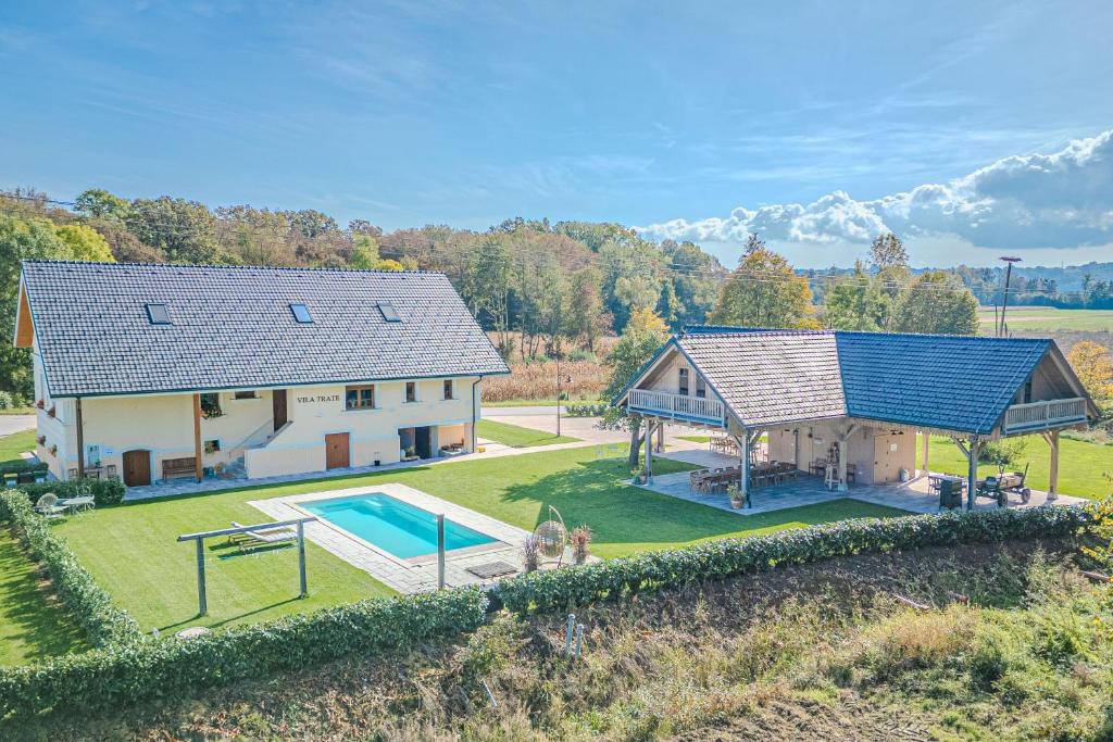 an aerial view of a house with a swimming pool at Vila Trate with Shared Pool and Garden in Ljutomer