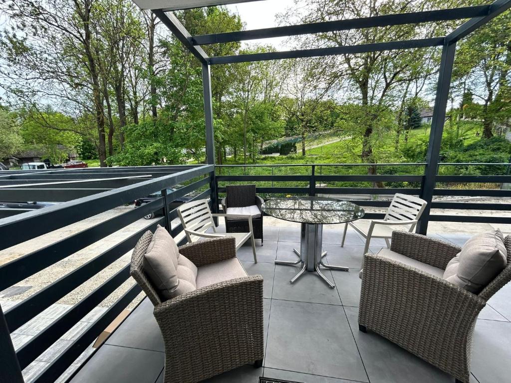 桑多梅日Domek Krucza的屋顶上带桌椅的天井