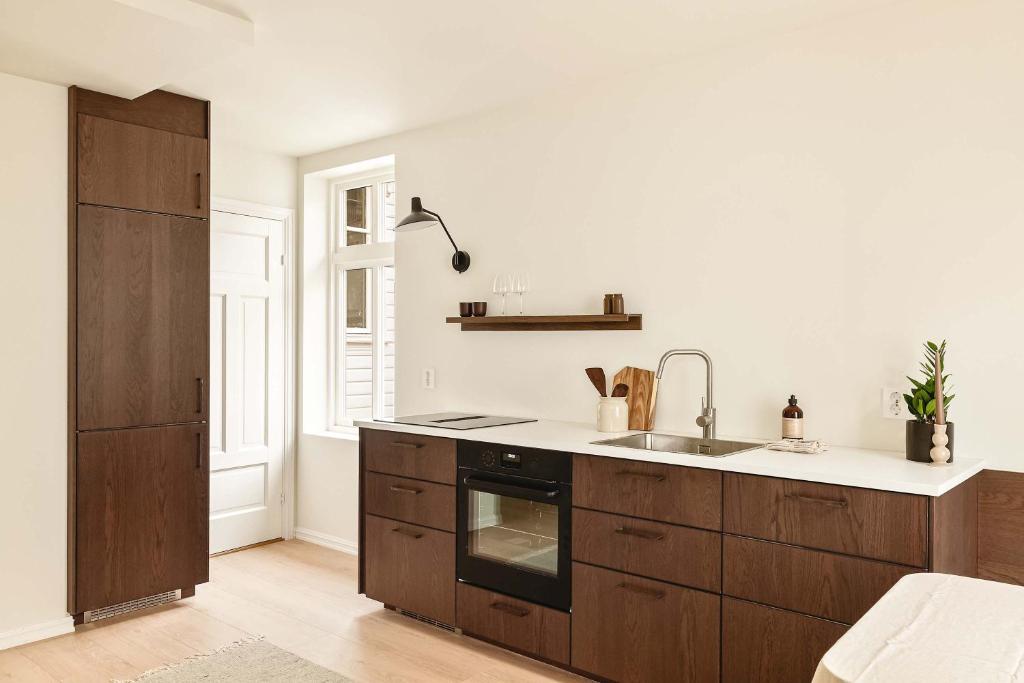 Η κουζίνα ή μικρή κουζίνα στο Modern 1BR in heart of old town