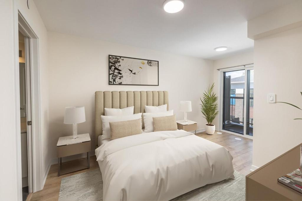 Una cama o camas en una habitación de Modern 2BR Townhouse, 3 Beds, Parking in Pickering