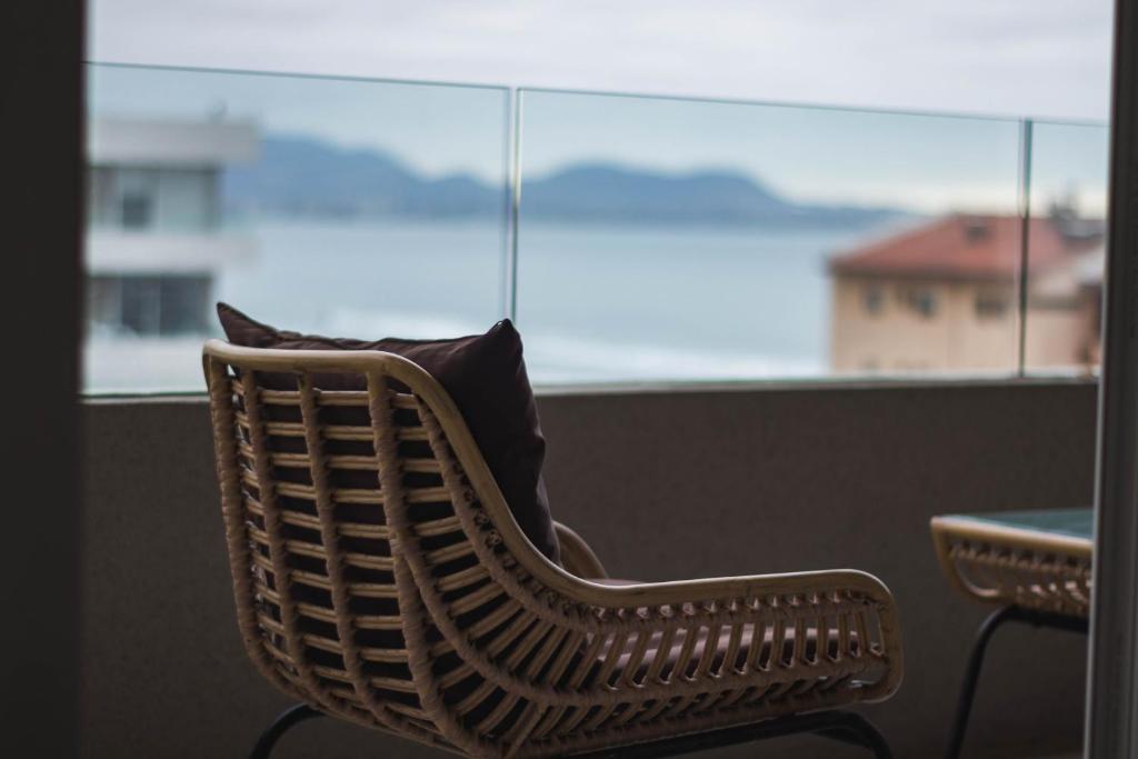 Hermoso depto con vista al mar y solo 50 mtrs de la playa في لا سيرينا: مقعد مع وسادة يجلس أمام النافذة