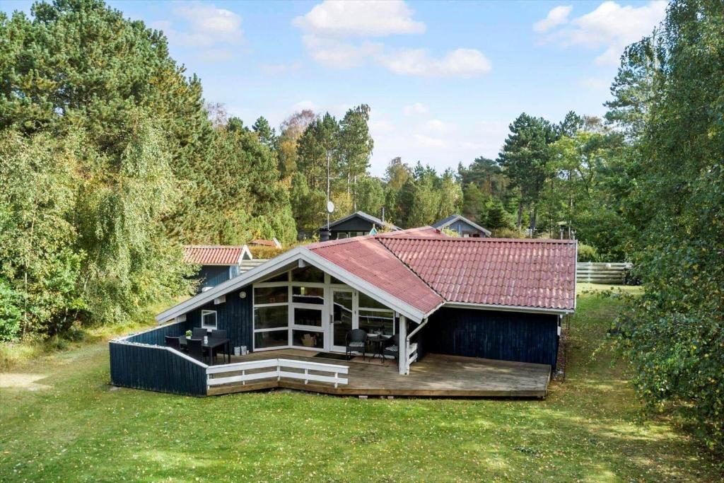 a house with a red roof at M396-Vaeggerlose-Torilisvej-3 in Bøtø By