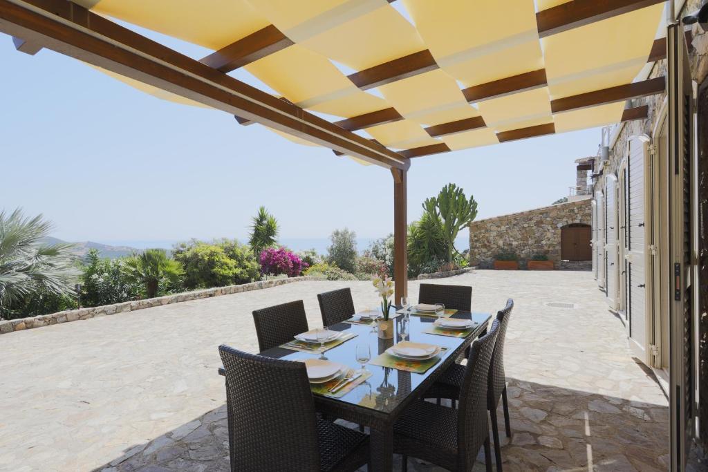 En terrasse eller udendørsområde på Villa Paolo con piscina privata