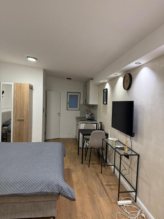 Una televisión o centro de entretenimiento en Povetarac