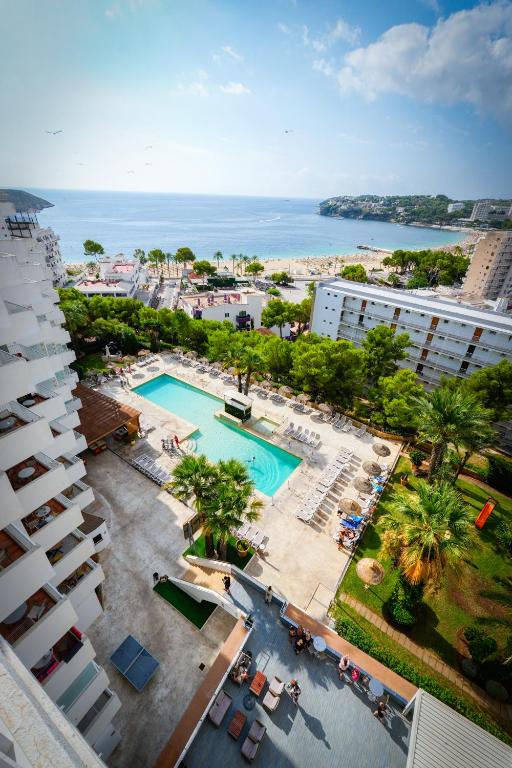 an overhead view of a swimming pool in a resort at Apartamentos Vistasol in Magaluf