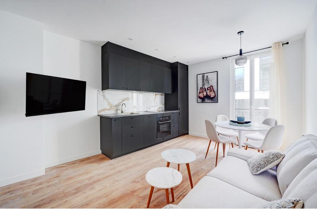 a living room with a couch and a table at Charmant T2 Alfortville in Alfortville