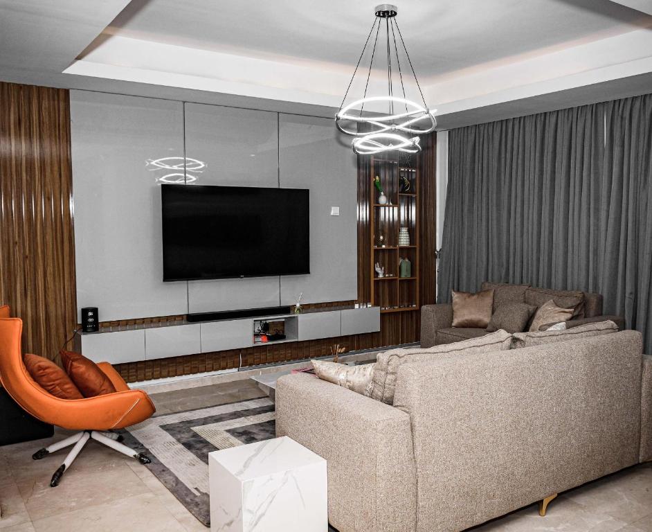 Μια τηλεόραση ή/και κέντρο ψυχαγωγίας στο 2 - 4 bedroom apartments in Eko Atlantic City