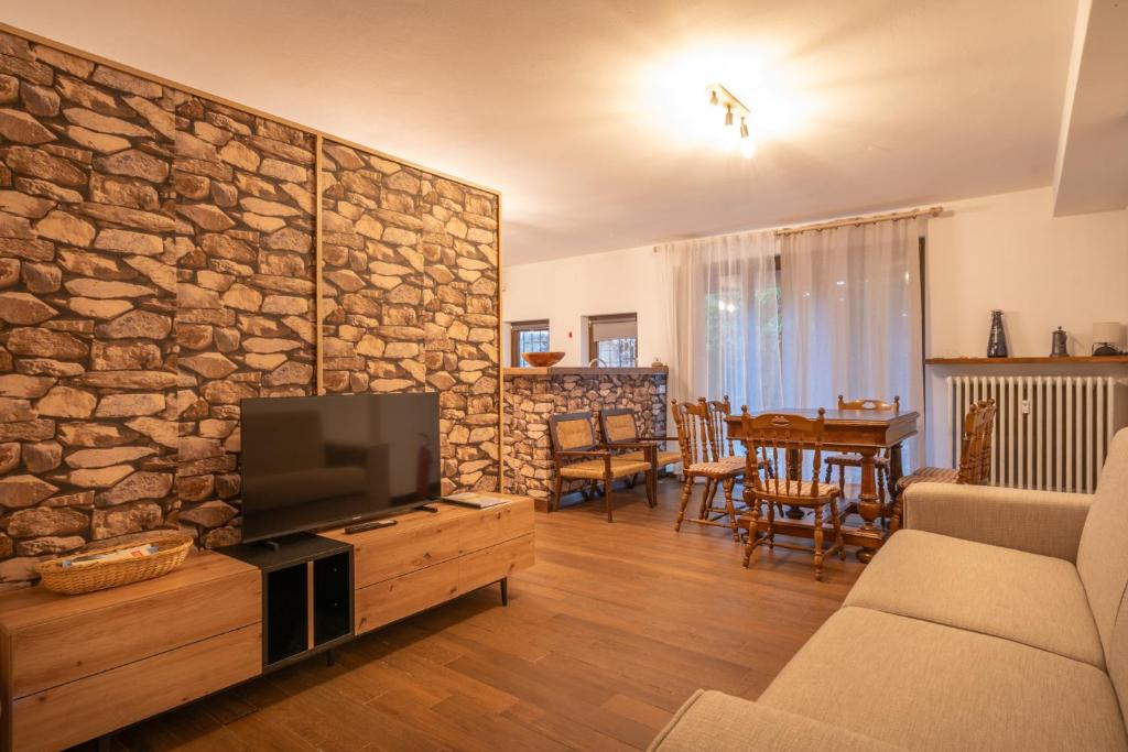 TV a/nebo společenská místnost v ubytování Monolocale con bagno turco e spazio esterno Studio apartment with turkish bath and external space