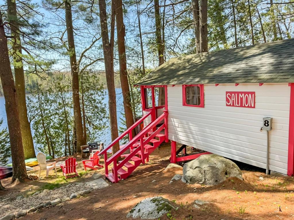 Getogether Pines Lakeside Cabin Resort - Estudio Deluxe Con Cama Grande
