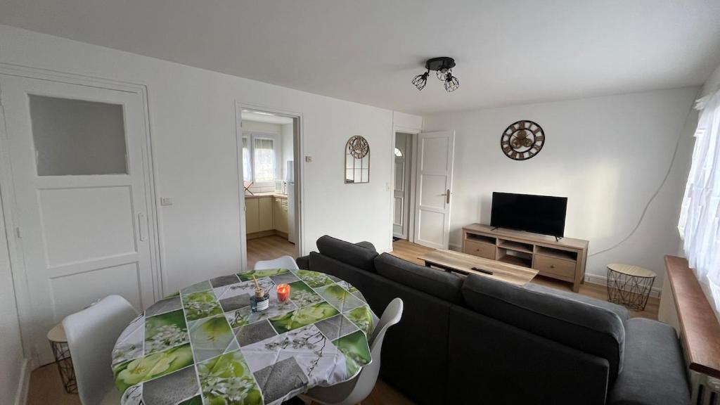 TV a/nebo společenská místnost v ubytování Le Margotin