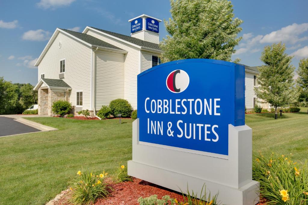 Cobblestone Inn & Suites - Clintonville في Clintonville: علامة أمام المنزل