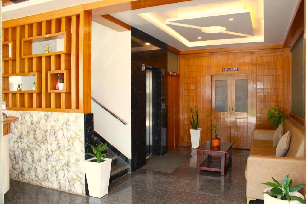 un vestíbulo de un edificio con plantas en él en Mayuri Residency Attibele, en Bangalore